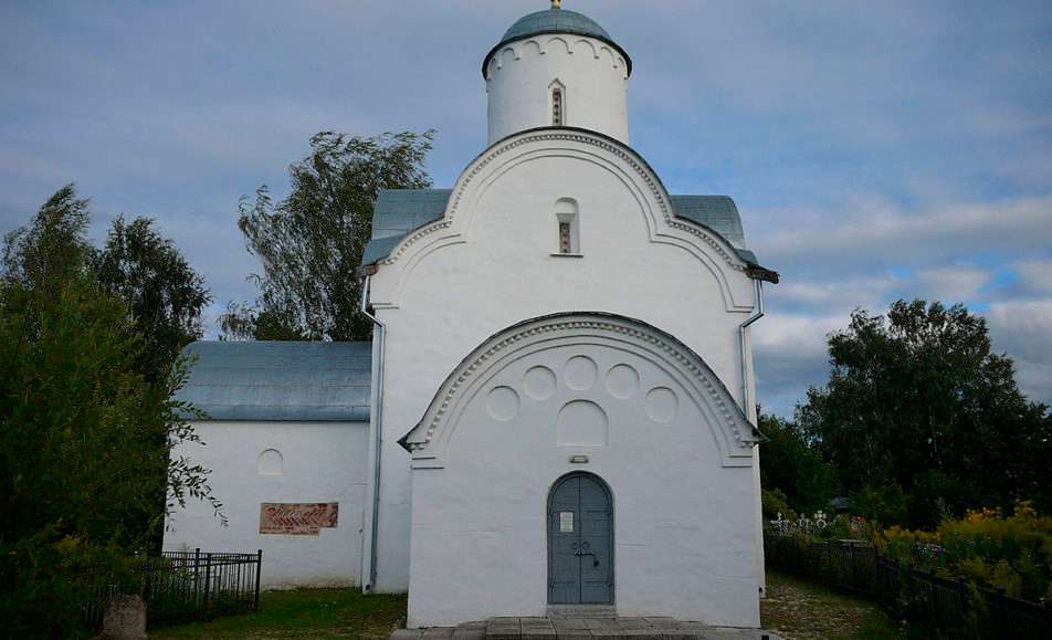 Памятник-музей церковь Успения Богородицы на Волотовом поле