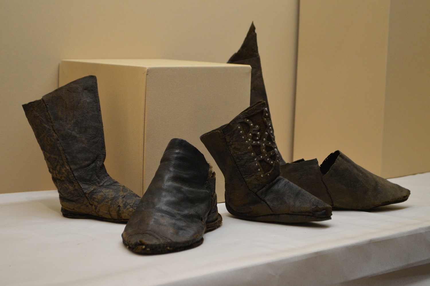 Выставка средневековой обуви