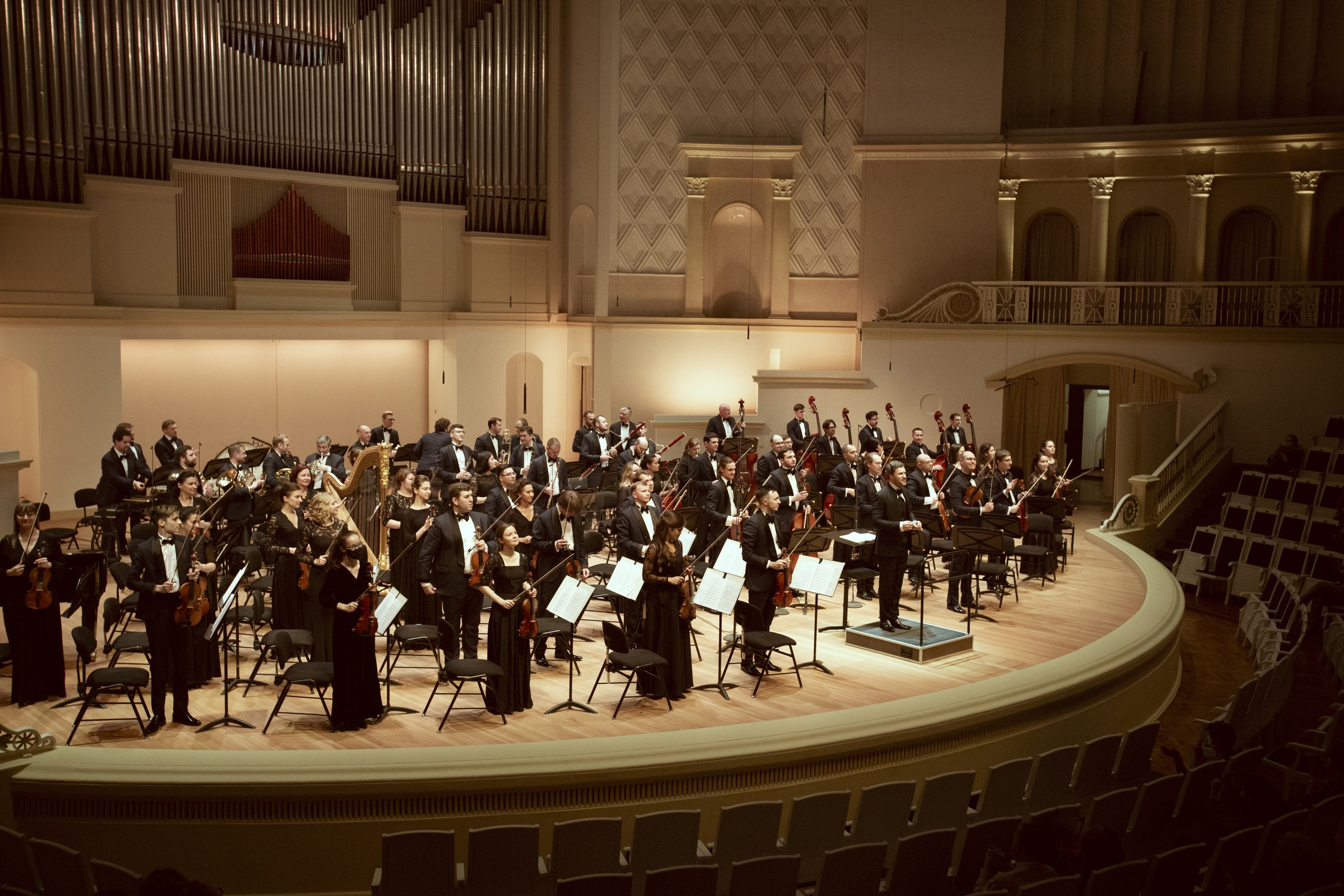 Венгерский оркестр. Вечера гала концертов. Международный конкурс имени п. Чайковский дирижирует оркестром. Концерт большой зал.